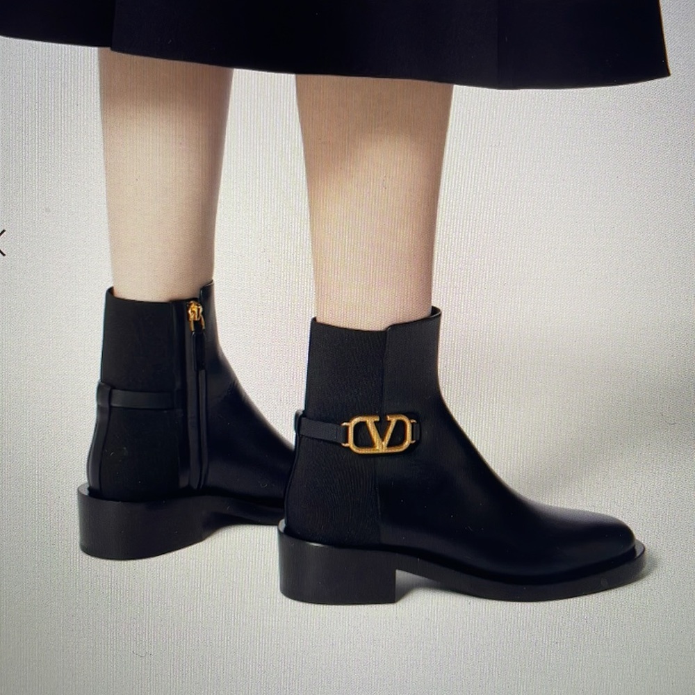 Valentino V logo Signature Calfskin Ankle Boot size 37 1/2